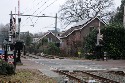 909547 Gezicht op de spoorwegovergang in de Burgemeester Reigerstraat te Utrecht, met de voormalige ...
